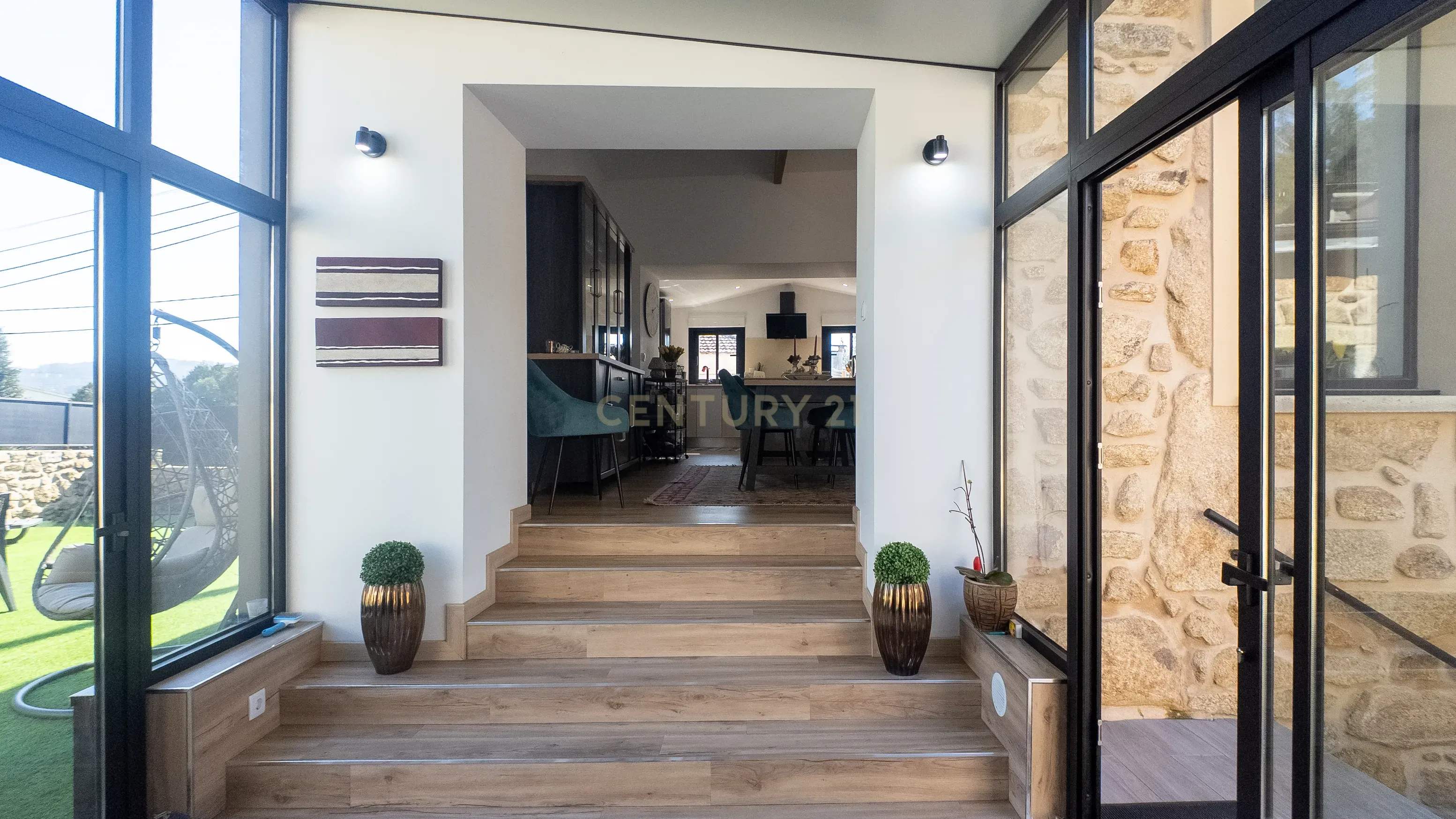 Luxuosa Moradia Nova em Sanguedo com Jardim e Garagem, 25 min Porto e 15 min Espinho - Image 9