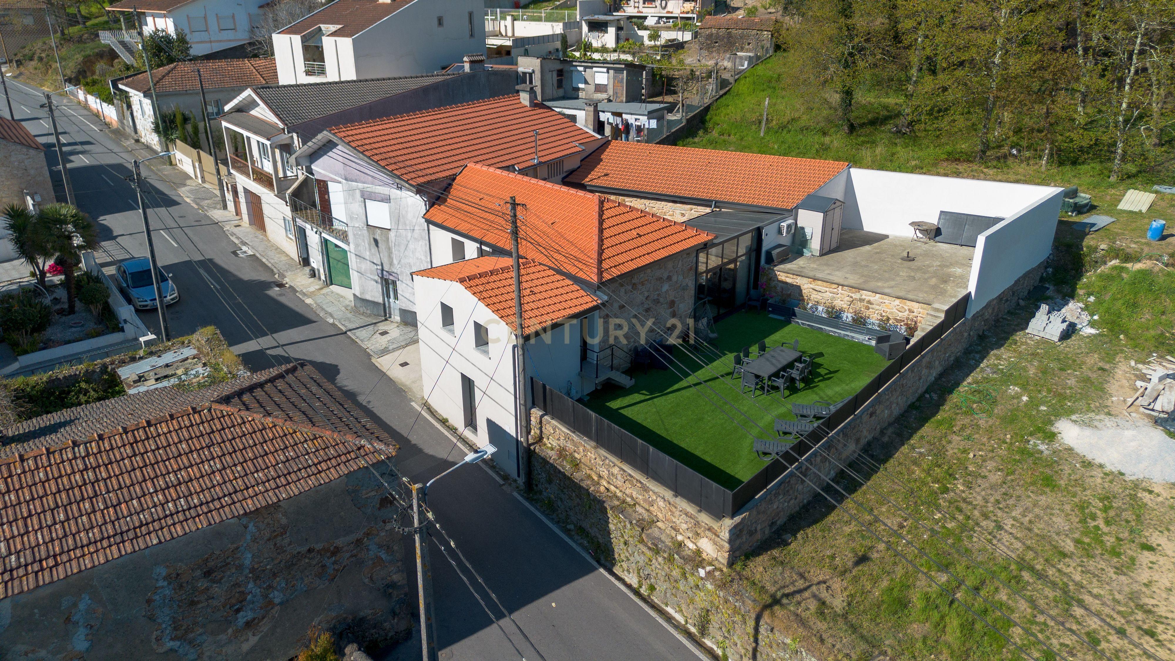 Luxuosa Moradia Nova em Sanguedo com Jardim e Garagem, 25 min Porto e 15 min Espinho - Image 1