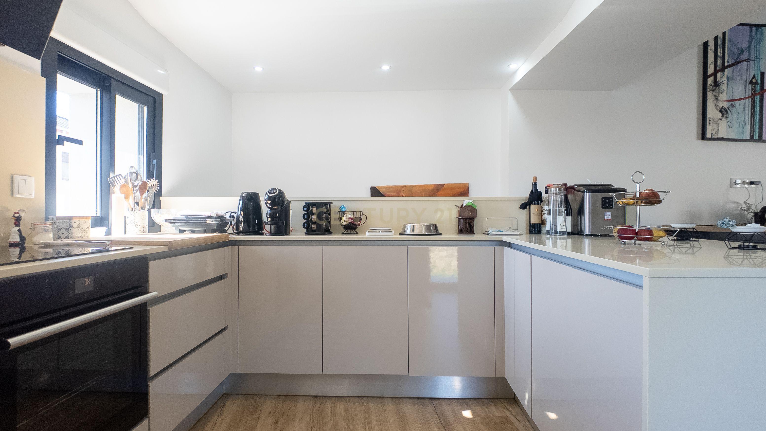 Luxuosa Moradia Nova em Sanguedo com Jardim e Garagem, 25 min Porto e 15 min Espinho - Image 8