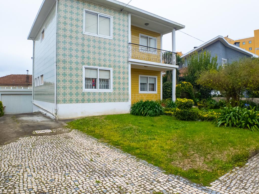 Moradia T3 c/ jardim, quintal, garagem e cave – 4 frentes em Rio Tinto, junto ao metro (ideal para famílias ou investimento). - Image 2