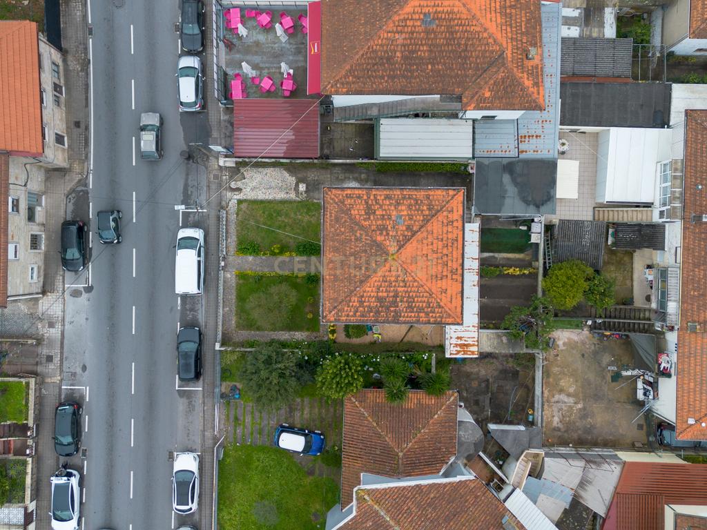 Moradia T3 c/ jardim, quintal, garagem e cave – 4 frentes em Rio Tinto, junto ao metro (ideal para famílias ou investimento). - Image 3