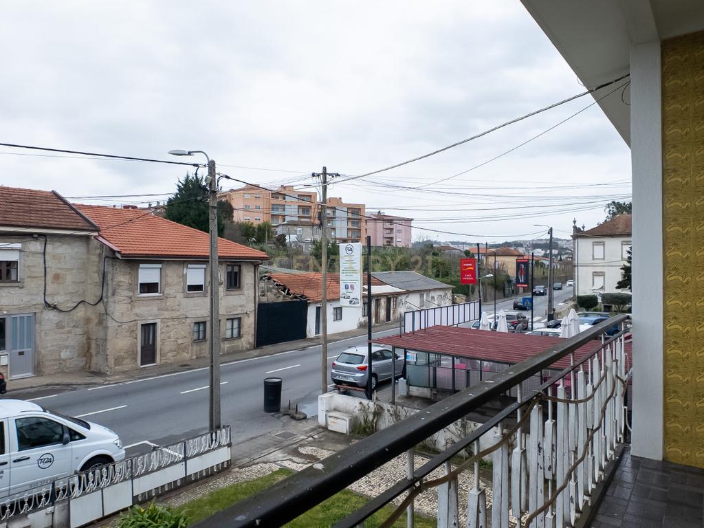 Moradia T3 c/ jardim, quintal, garagem e cave – 4 frentes em Rio Tinto, junto ao metro (ideal para famílias ou investimento). - Image 6