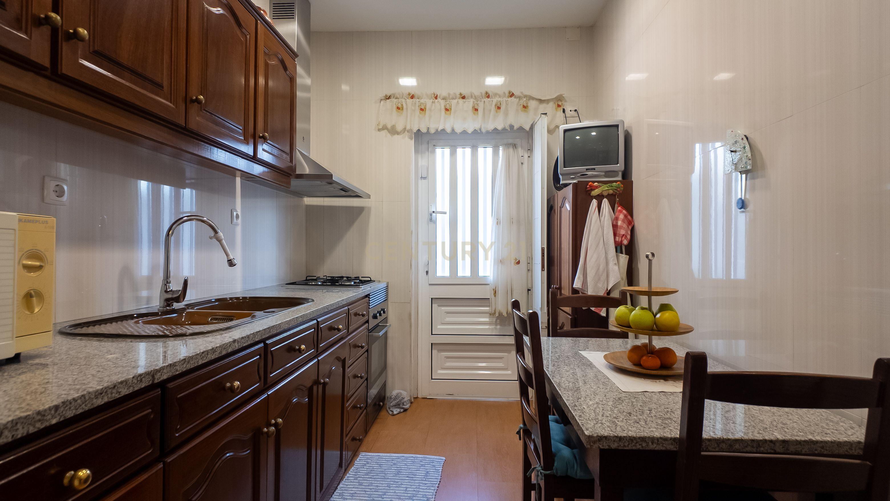 Moradia T4 com Jardim e Garagem no Porto - Image 6