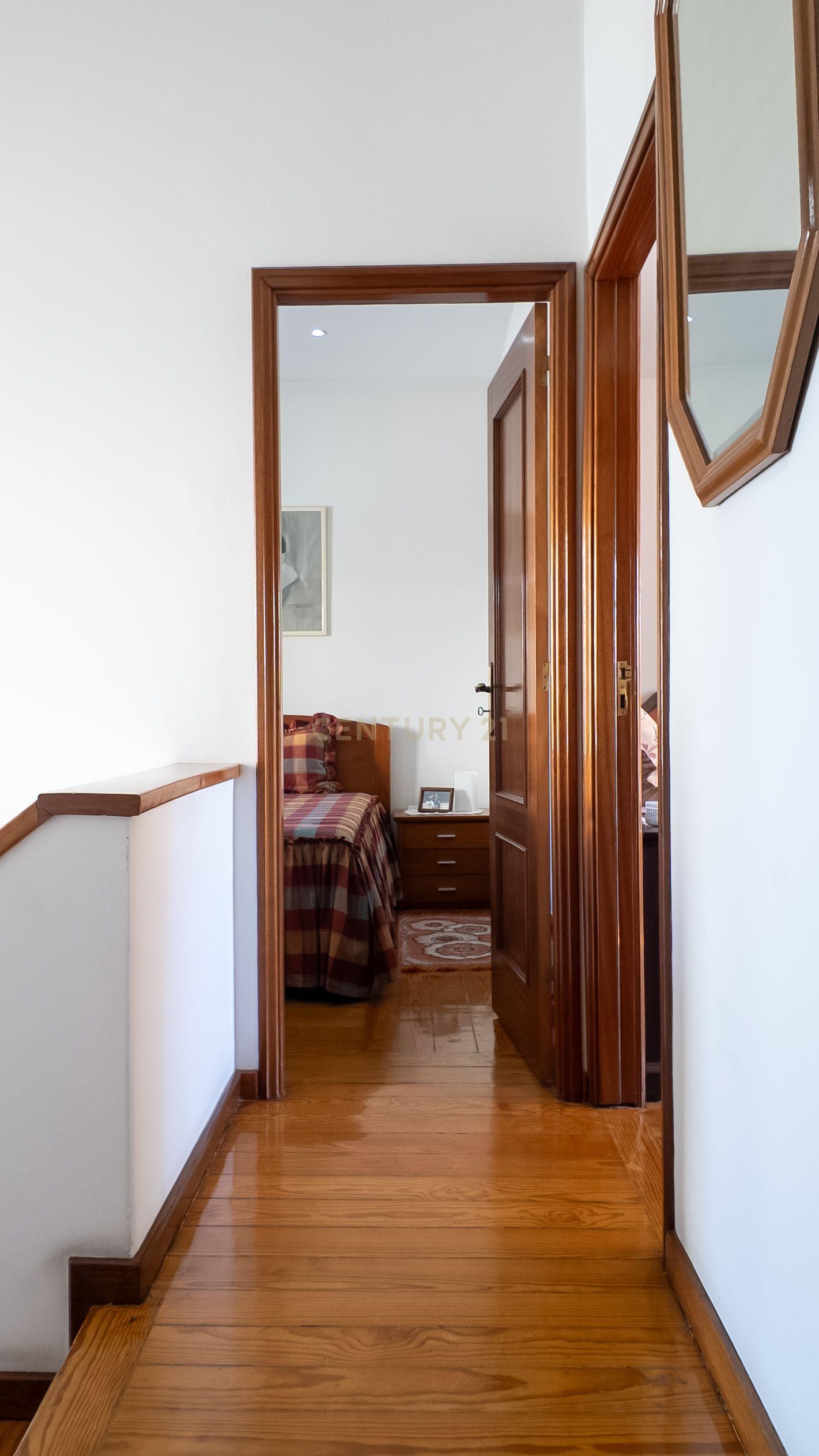Moradia T4 com Jardim e Garagem no Porto - Image 18