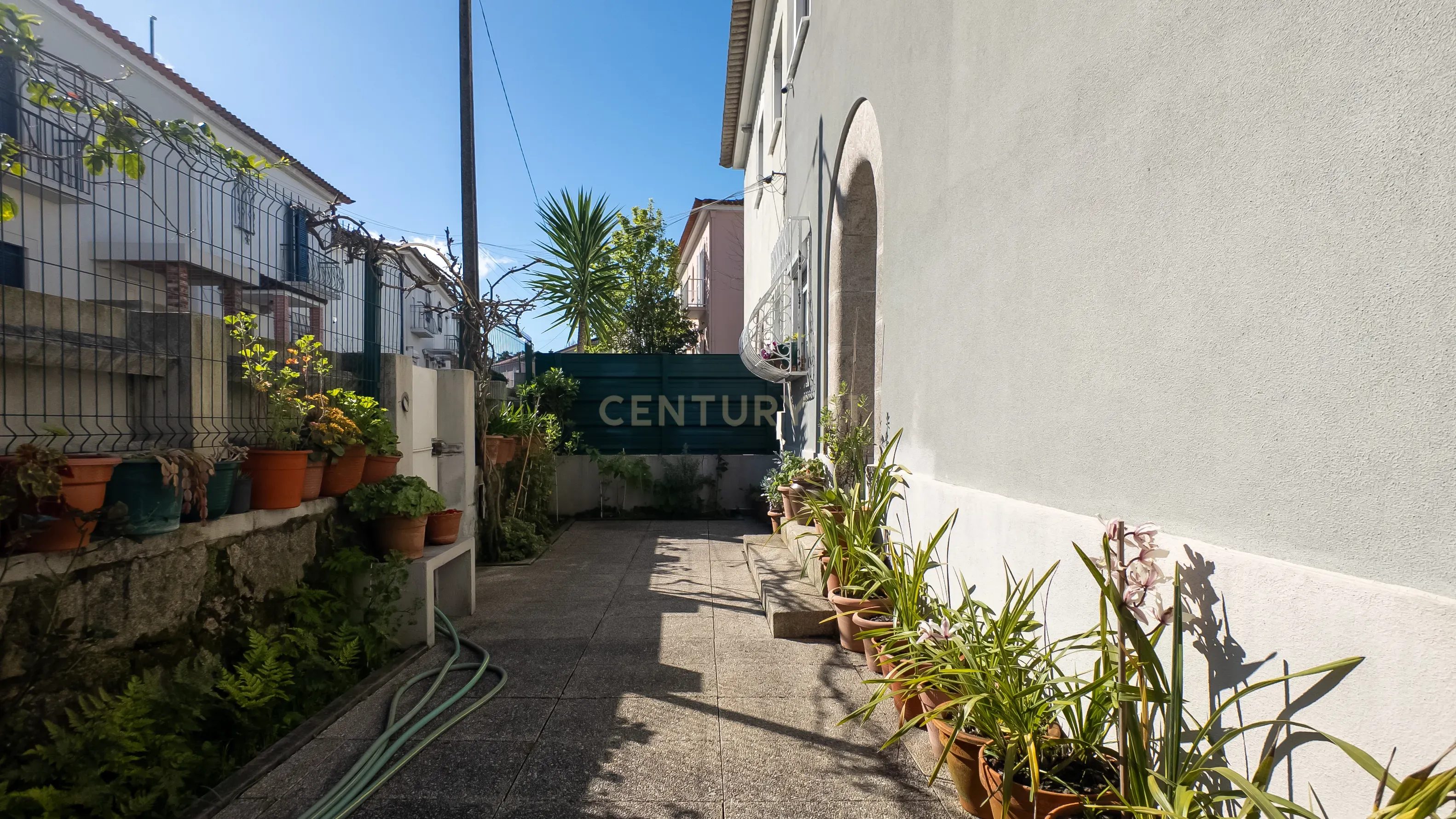 Moradia T4 com Jardim e Garagem no Porto - Image 2