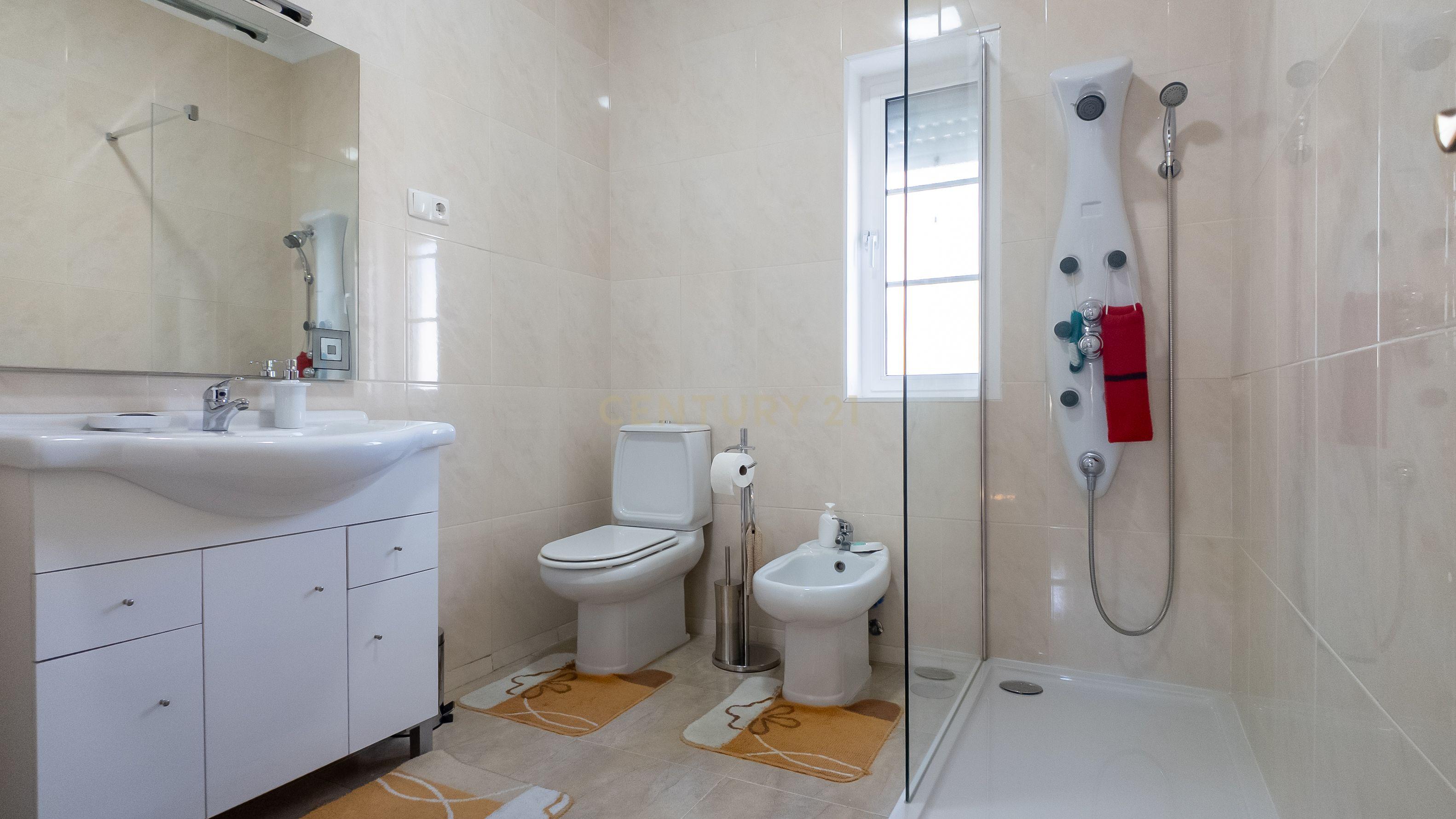 Moradia T4 com Jardim e Garagem no Porto - Image 26