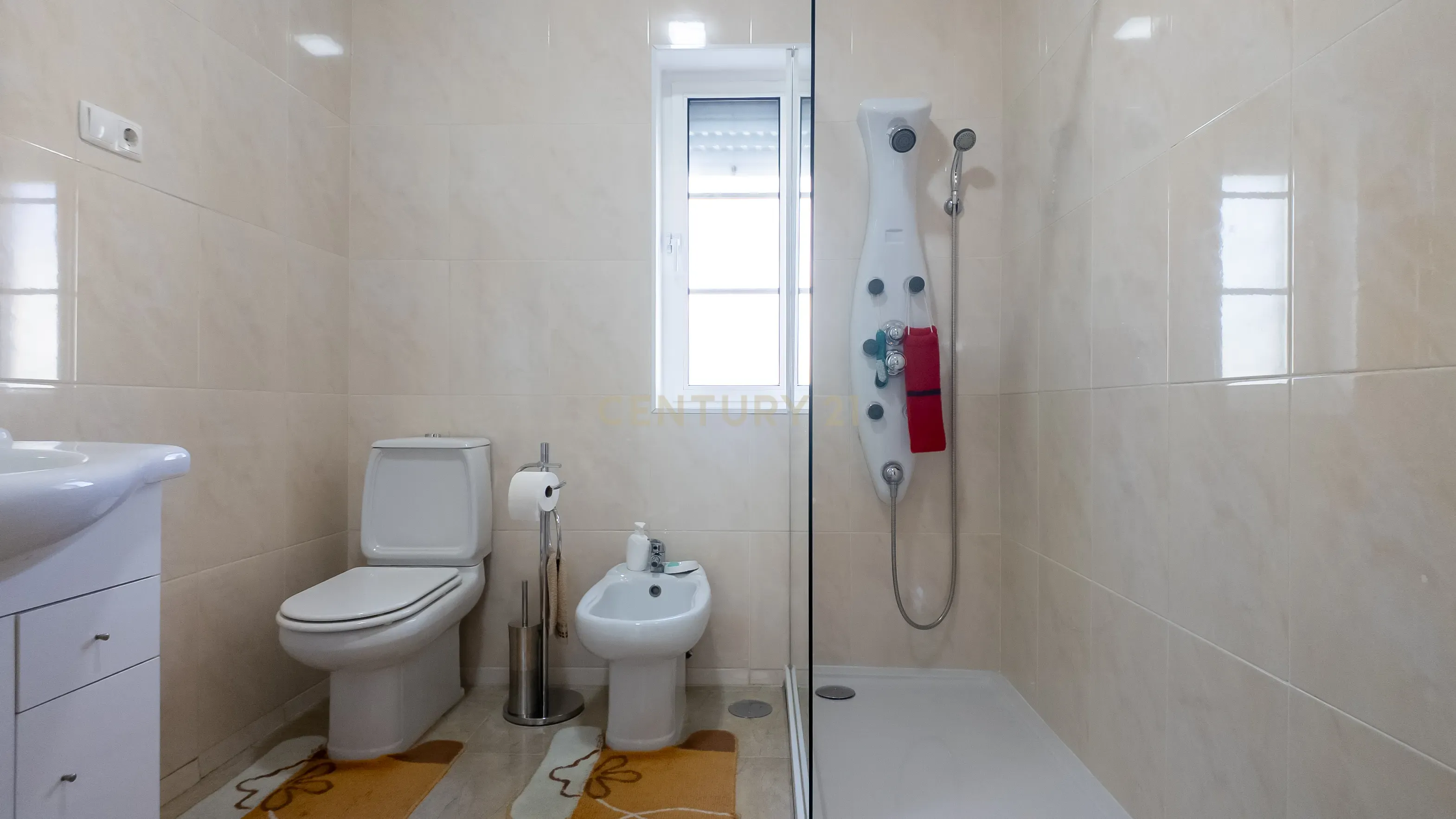 Moradia T4 com Jardim e Garagem no Porto - Image 25