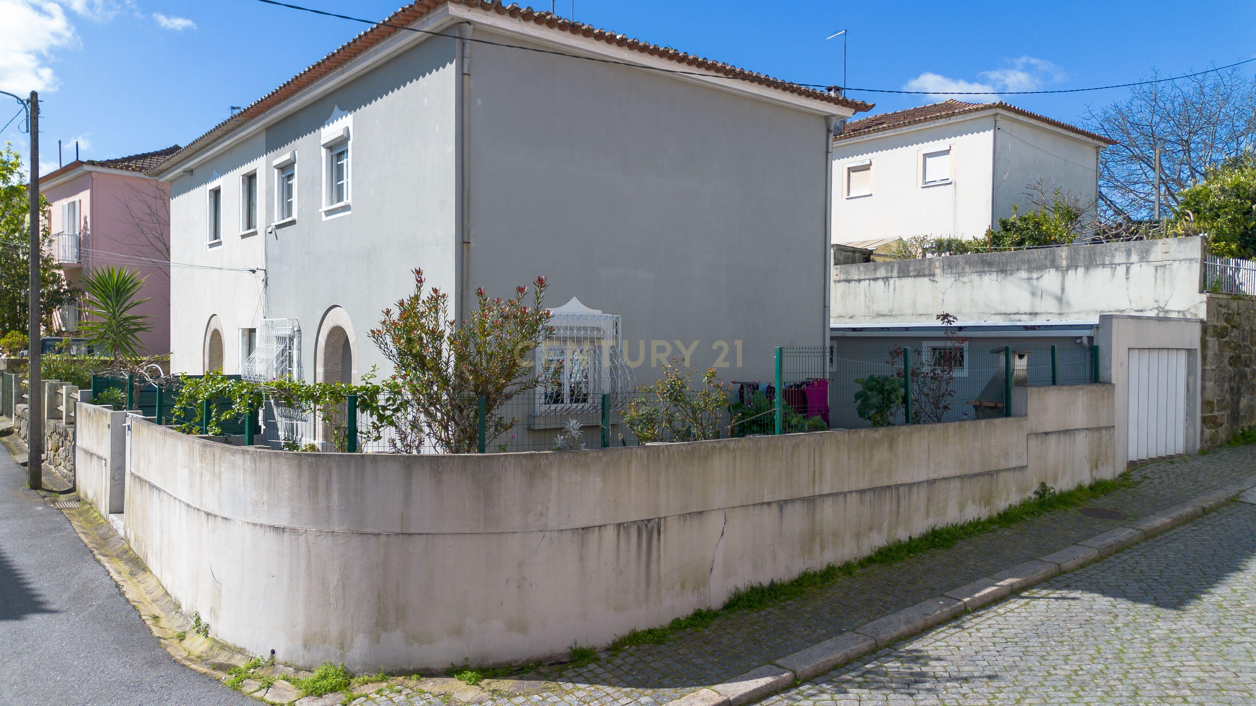 Moradia T4 com Jardim e Garagem no Porto - Image 37