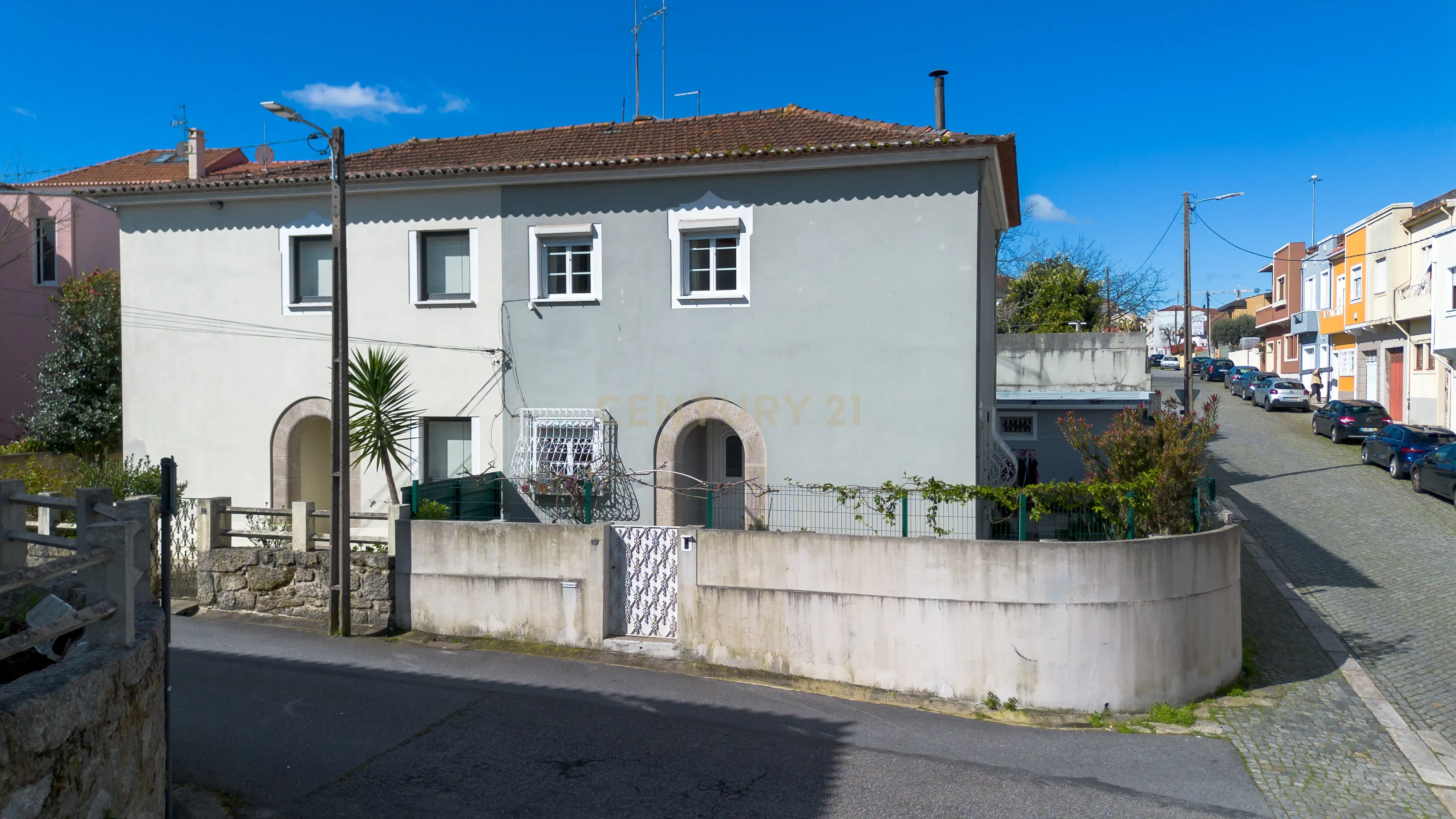 Moradia T4 com Jardim e Garagem no Porto - Image 1