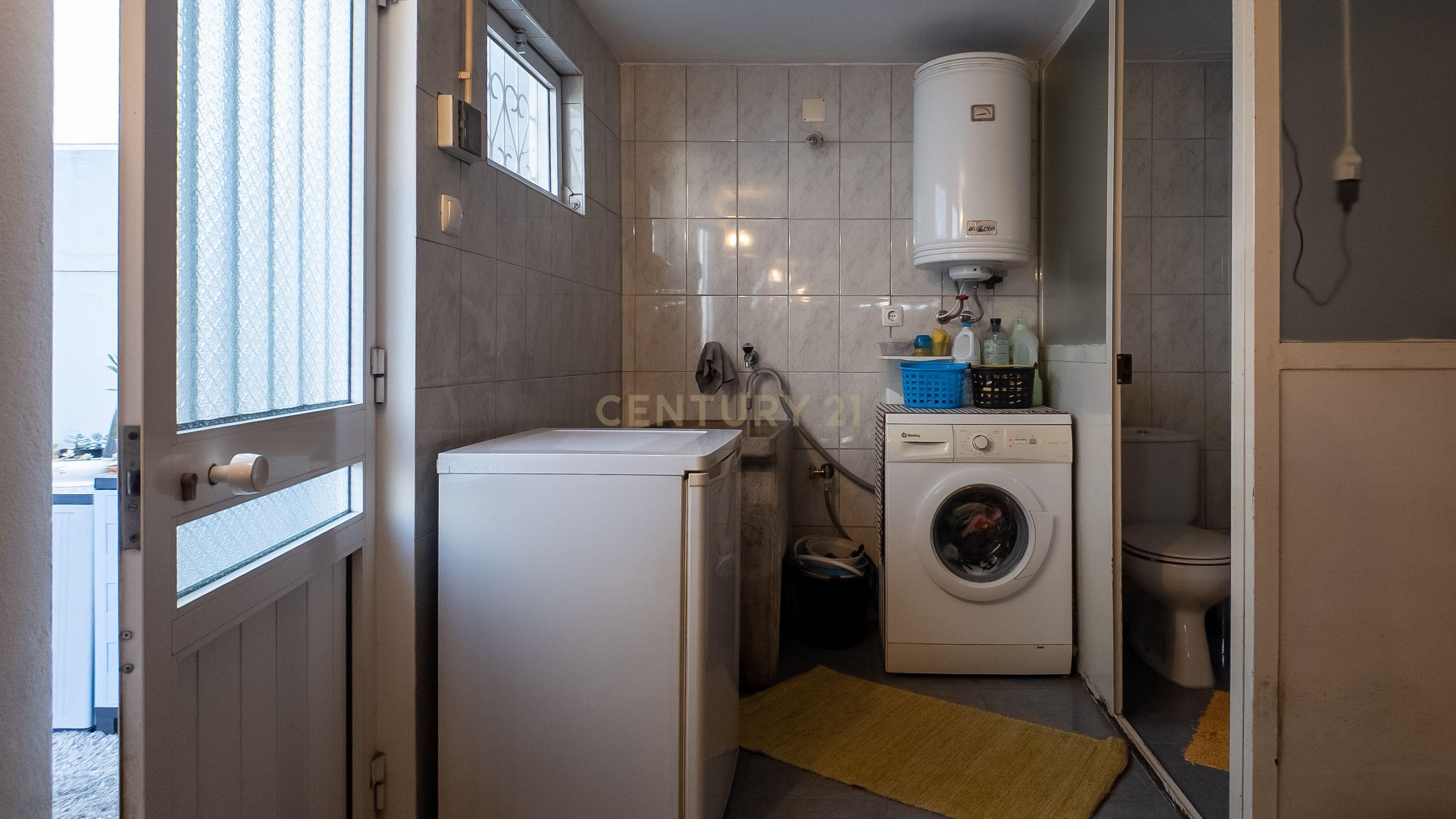 Moradia T4 com Jardim e Garagem no Porto - Image 32