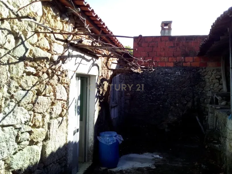 Casa p/reconstrução, Louriçal do Campo - Image 1