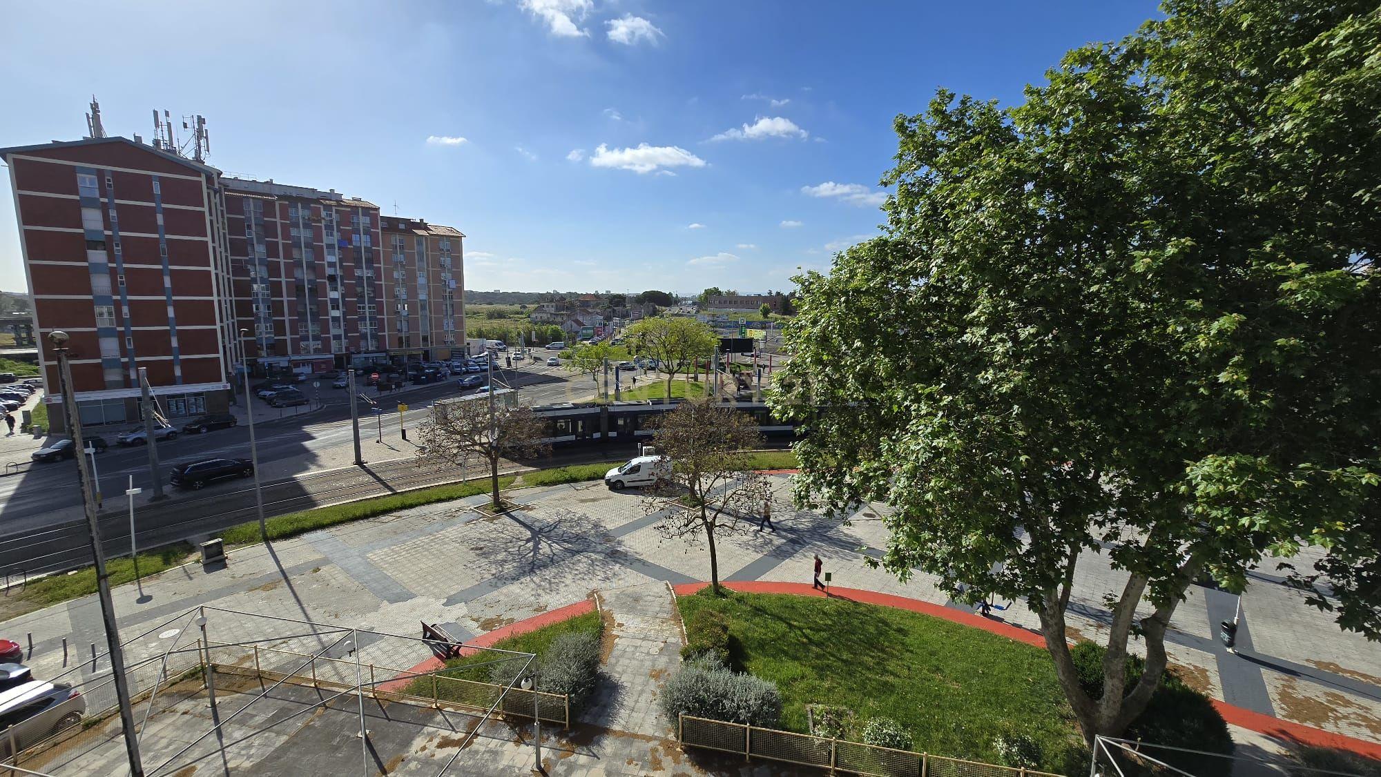 Apartamento T2 no Centro de Corroios – Excelente Localização! - Image 1