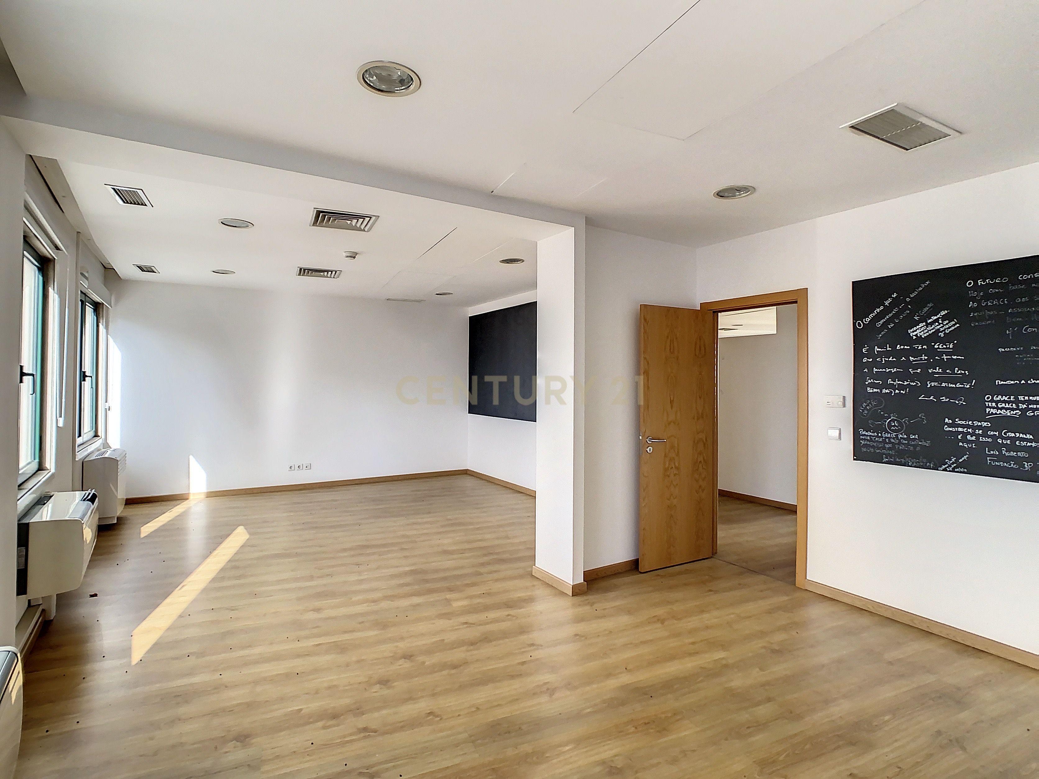 Fotografia 11 de Escritório com 55 m2 na Av. Columbano Bordalo Pinheiro, Lisboa