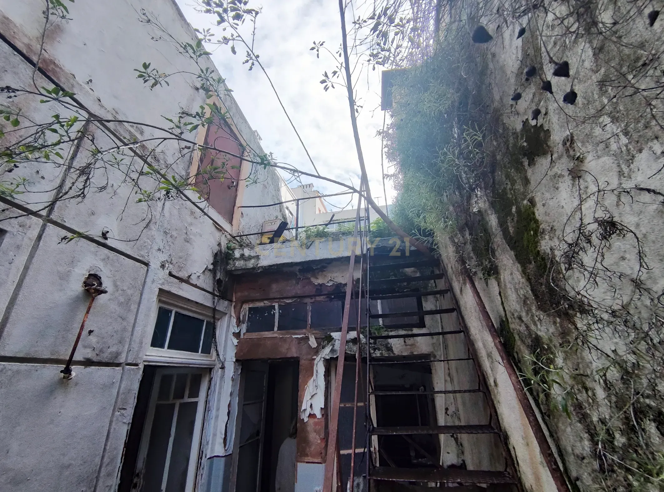 Fotografia 12 de Prédio de 3 pisos de uso misto, zona ribeirinha, zona ARU.