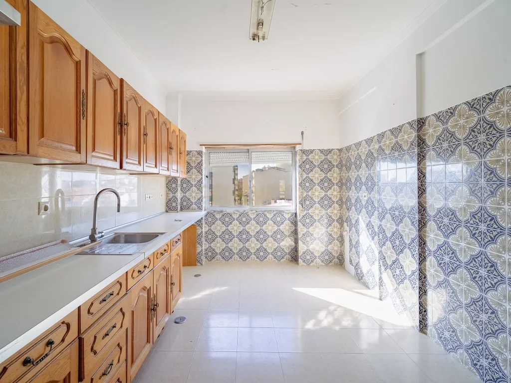 Apartamento T2 em Amora, Seixal - Oportunidade Única! - Image 18