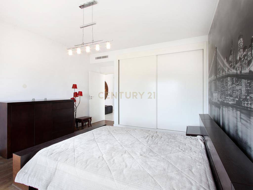 Moradia Isolada T4 Moderna com Piscina Privada, Jardim e Garagem Ampla na Pontinha - Image 23