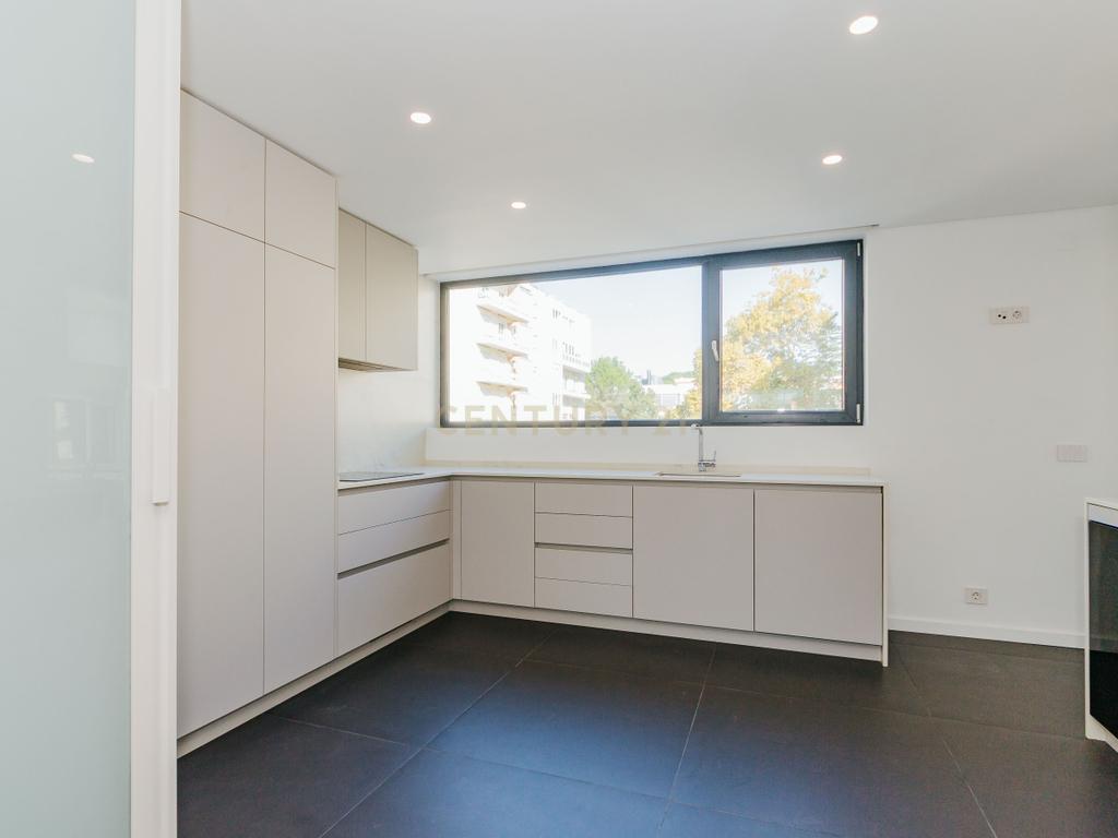 Apartamento Duplex T4 Novo na Rua Bartolomeu Dias, em Belém – conforto, modernidade, luz natural e espaço em Belém - Image 9