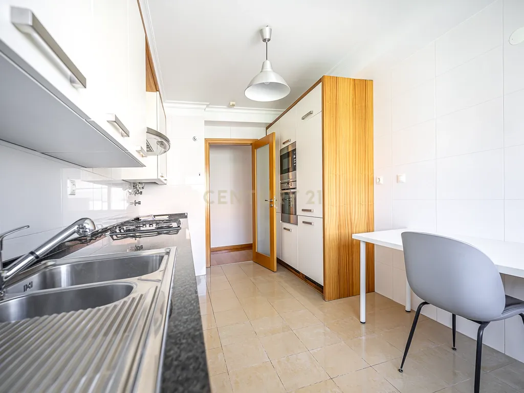 T2 com Suíte, Garagem e Arrecadação na Estefânia - Image 8