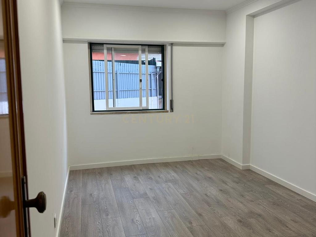 Apartamento T3 com terraço e garagem fechada para Arrendamento – Encosta do Sol - Image 11