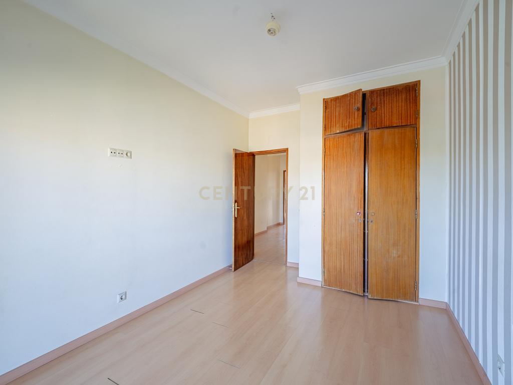 Apartamento T2 em Amora, Seixal - Oportunidade Única! - Image 15