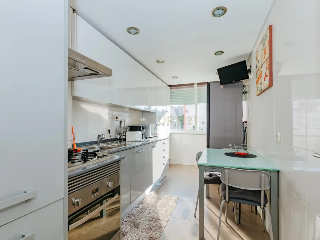 Apartamento T3 com 100,5 m² em Alfornelos com Arrecadação no piso -1 - Image 3
