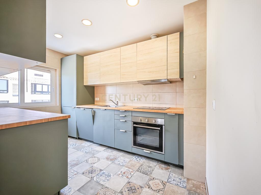 Apartamento Renovado em Cascais com 3 Quartos e Varanda - Image 10