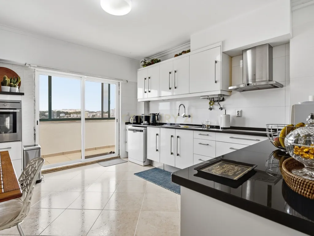 T4 Renovado e Luminoso com 50 m² de Varandas Fechadas | Agualva-Cacém - Image 21
