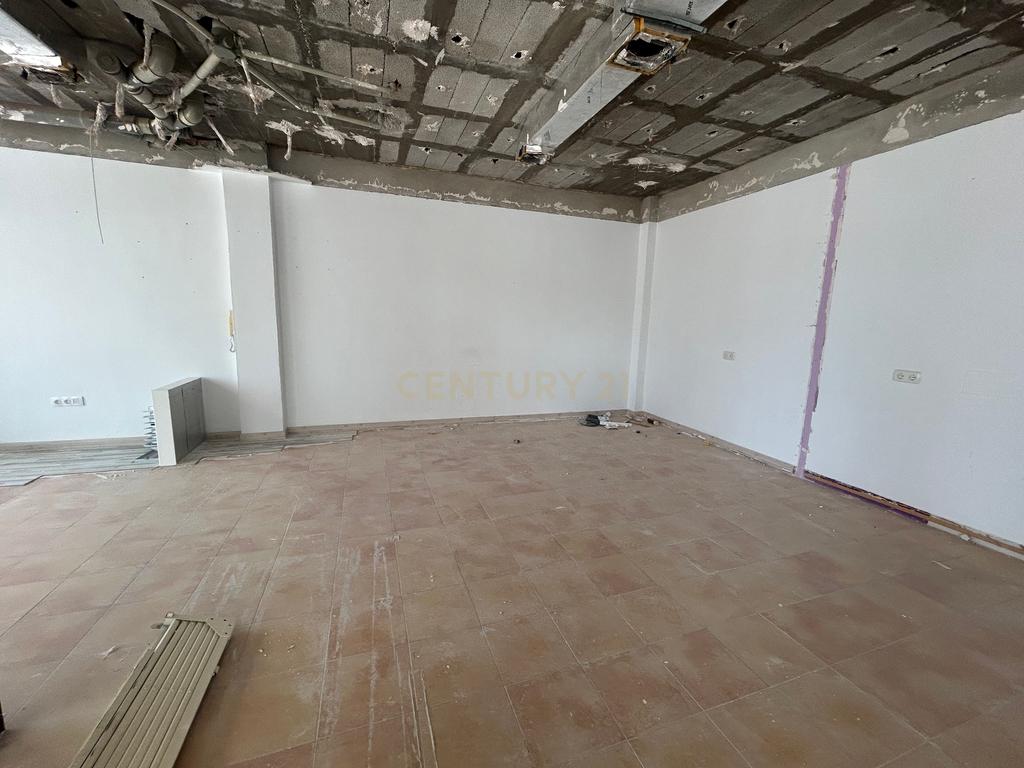 Loja Comercial em Renovação com Terraço e Vista para a Cidade - Image 5