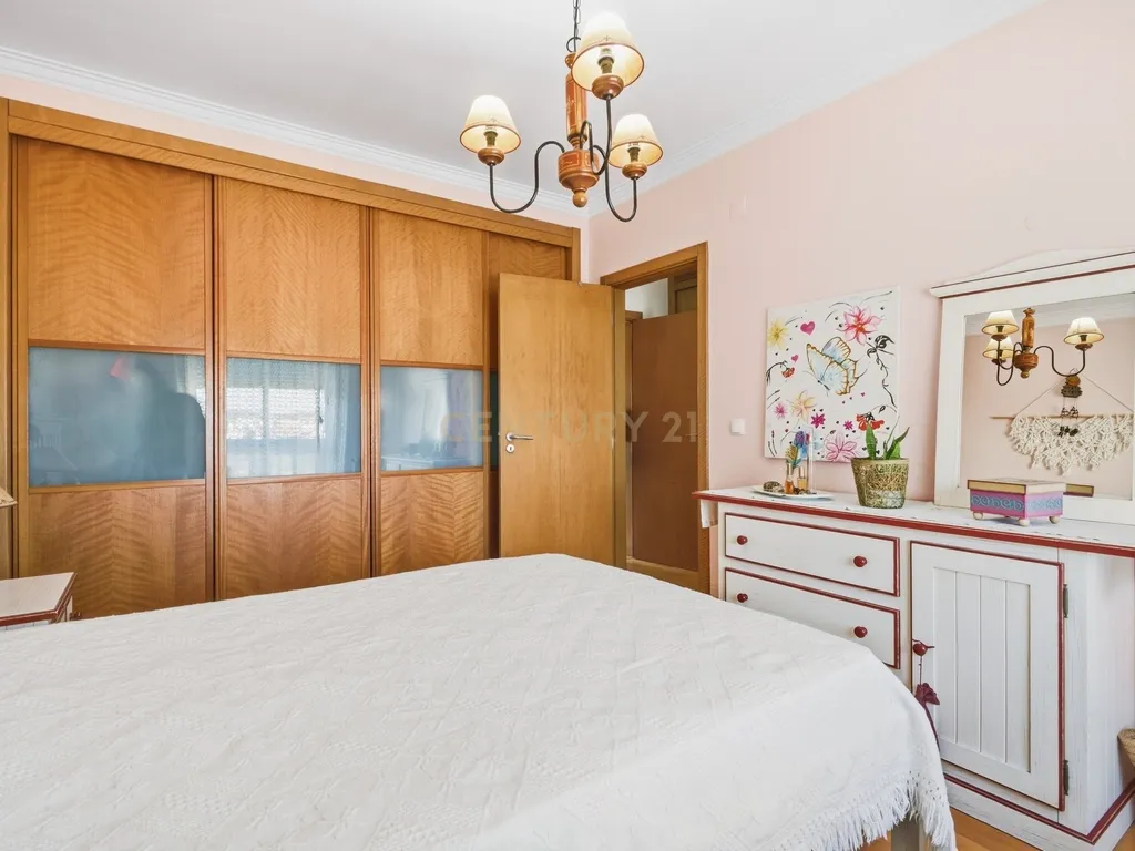 Apartamento T3 com 2 varandas, suíte e garagem no Cacém - Image 8