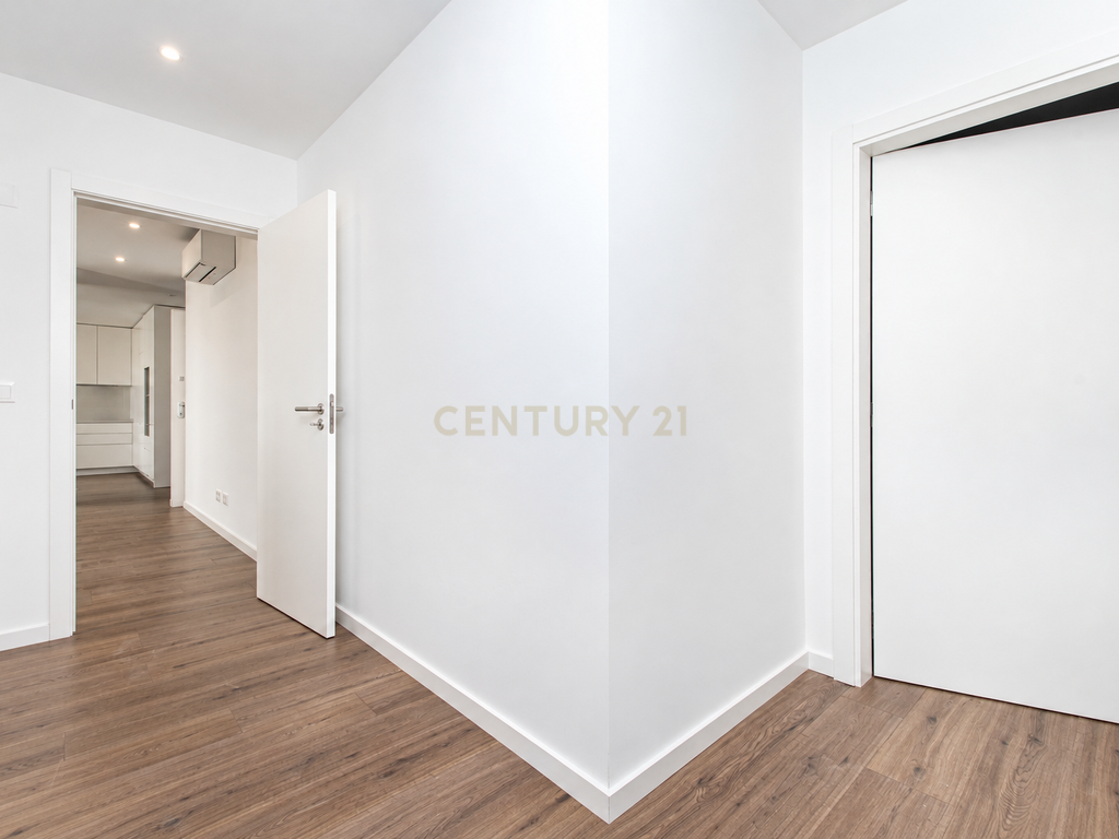 T2 Novo e Exclusivo no Neudel | Terraço de 32 m² + Espaço Extra de 44 m² - Image 9