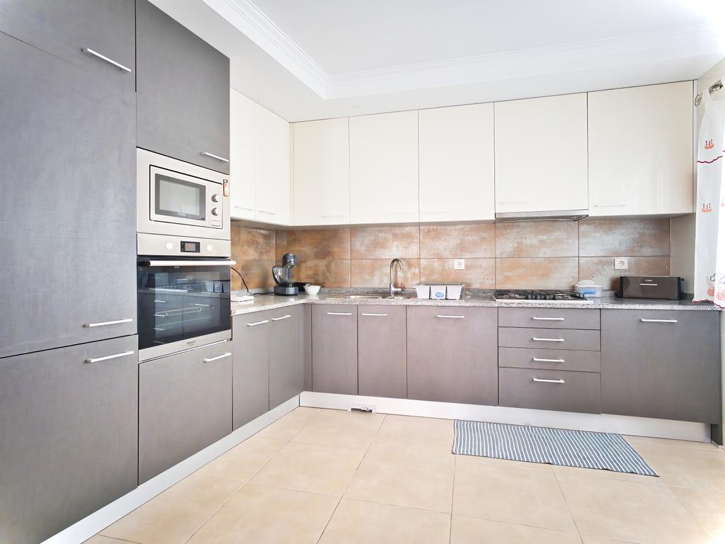 Apartamento T3 Espaçoso e Acolhedor, a Passos do Mar na Nazaré. - Image 10