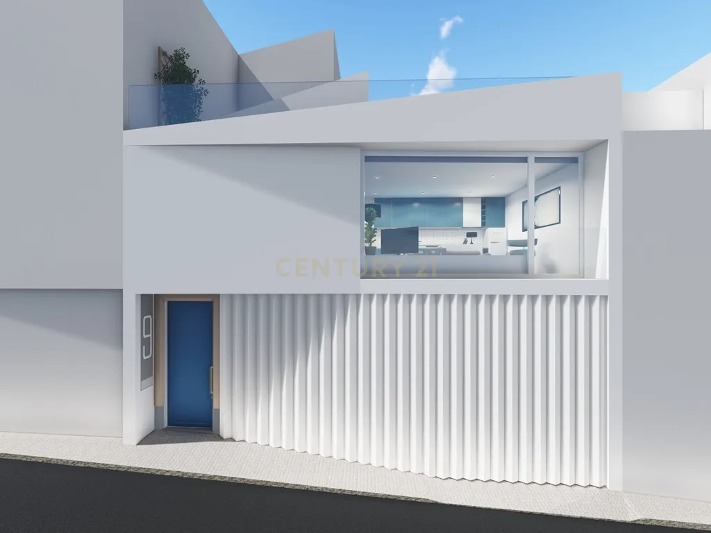 Imóvel com construção existente e projeto aprovado para nova moradia no centro de Portimão. - Image 1