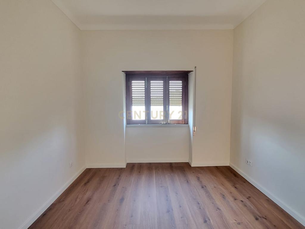 Casa T3 com Jardim e Garagem em Setúbal - Oportunidade Única! - Image 12