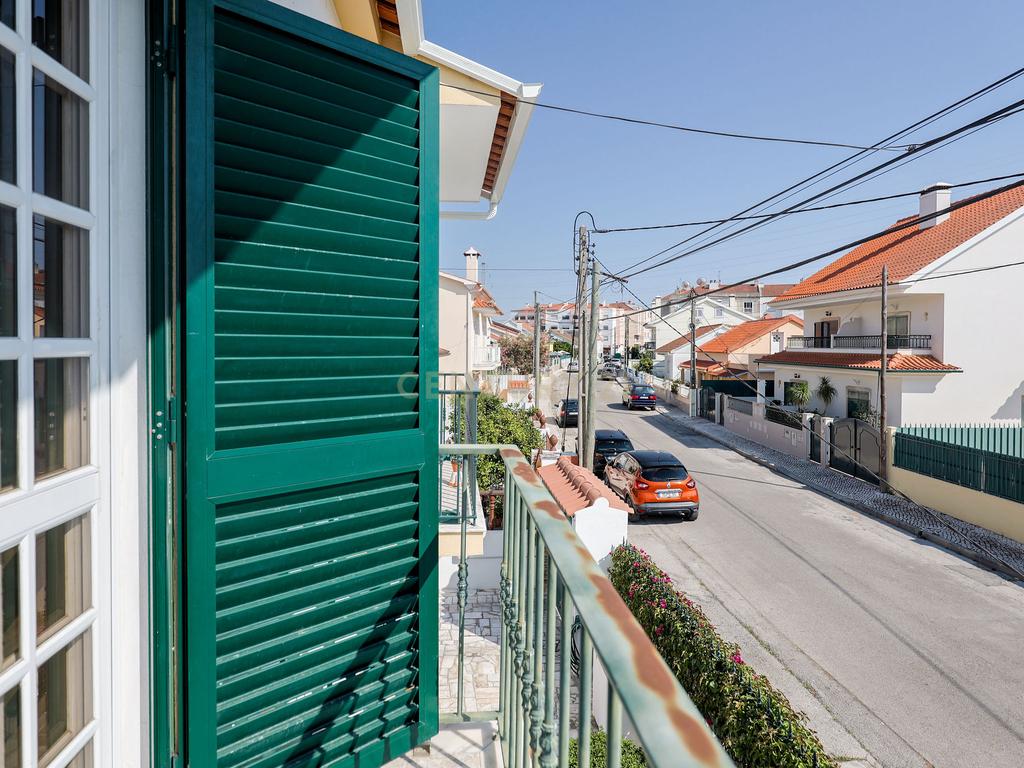 Moradia T3 com Garagem, Espaço Exterior e Sótão Aproveitável na Quinta do Conde - Image 30