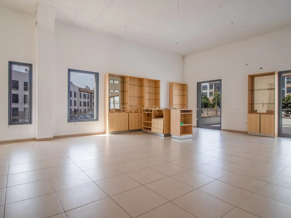 Loja passível de ser transformado em Apartamento T2 ou T3 com terraço privativo de Garagem - Image 18