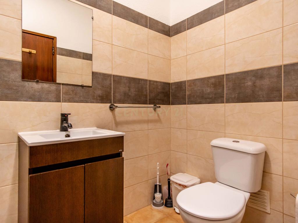 Apartamento T1 com Vista Parcial de Mar, Elevador e Garagem - Image 11