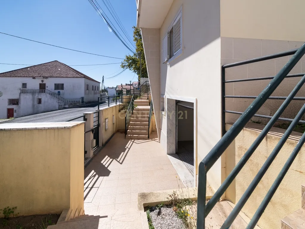 Moradia T4+1 | 368 m² | Garagem para 4 Viaturas | Casal do Bispo, Famões - Image 46