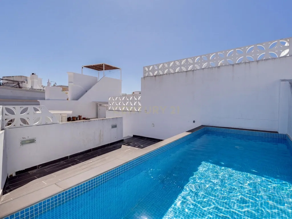 MORADIA T2 NA BAIXA DE OLHÃO C/ 2 PISCINAS - Image 23