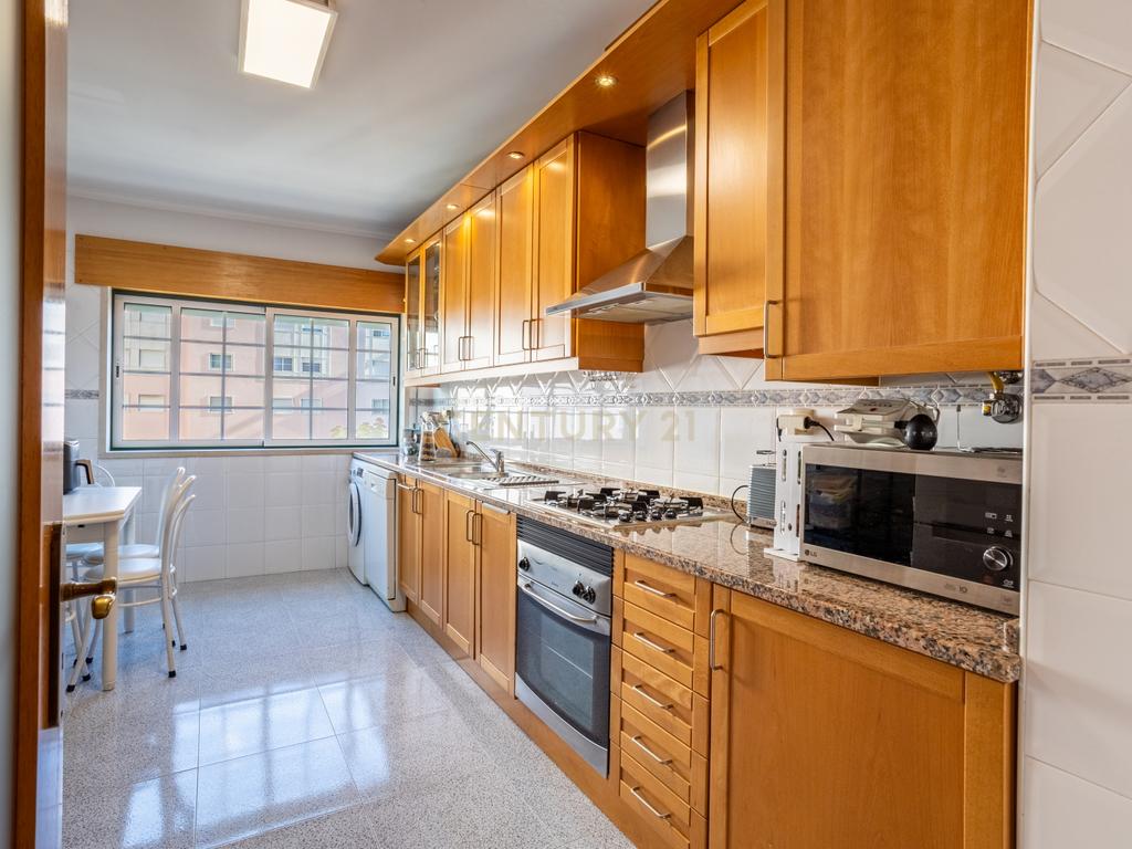 Apartamento T3 em Prior Velho com garagem - Image 3