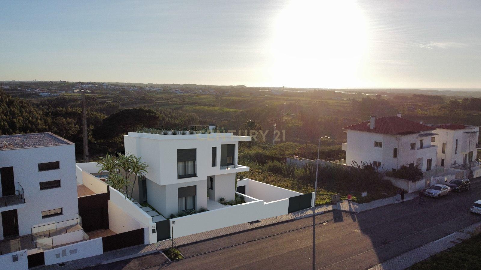 Fotografia 12 de Moradia T4  de luxo com piscina aquecida e Rooftop na Urbanização Paraíso — Peniche