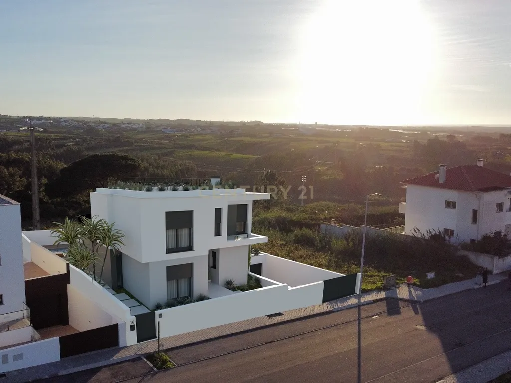Moradia T4 de luxo com piscina aquecida e Rooftop na Urbanização Paraíso — Peniche - Image 12