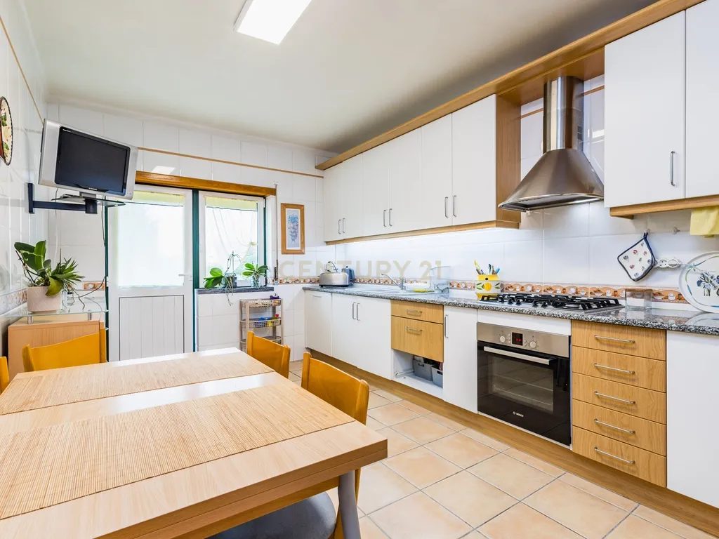 Apartamento T3 à venda em Cruz de Areia – Localização Privilegiada! - Image 2