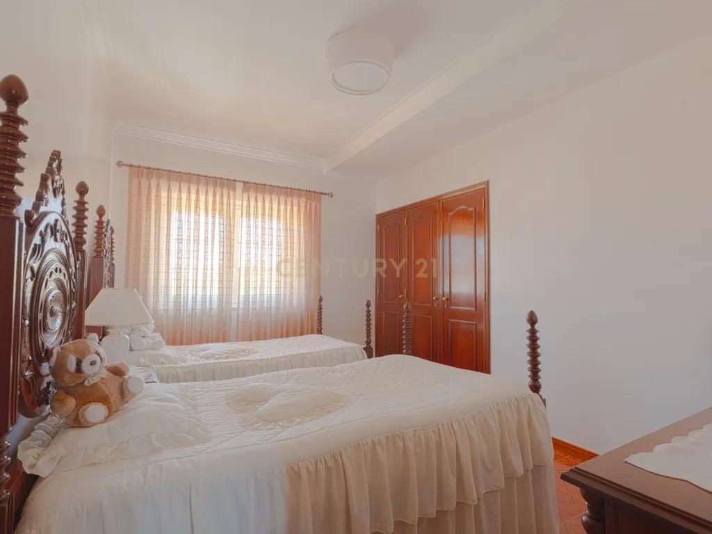Moradia T4 Isolada com Jardim e Garagem em Olalhas – Tomar - Image 26