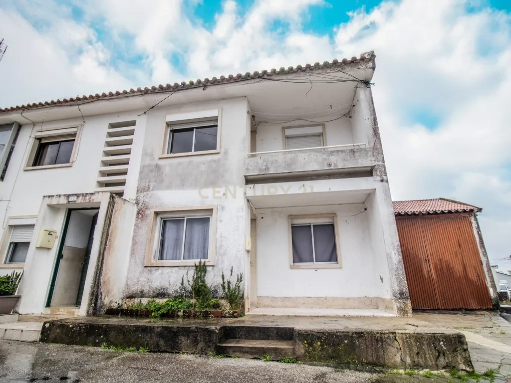 Apartamento T2 com enorme potencial | Varanda + Sótão aproveitável | Excelente exposição solar - Image 1