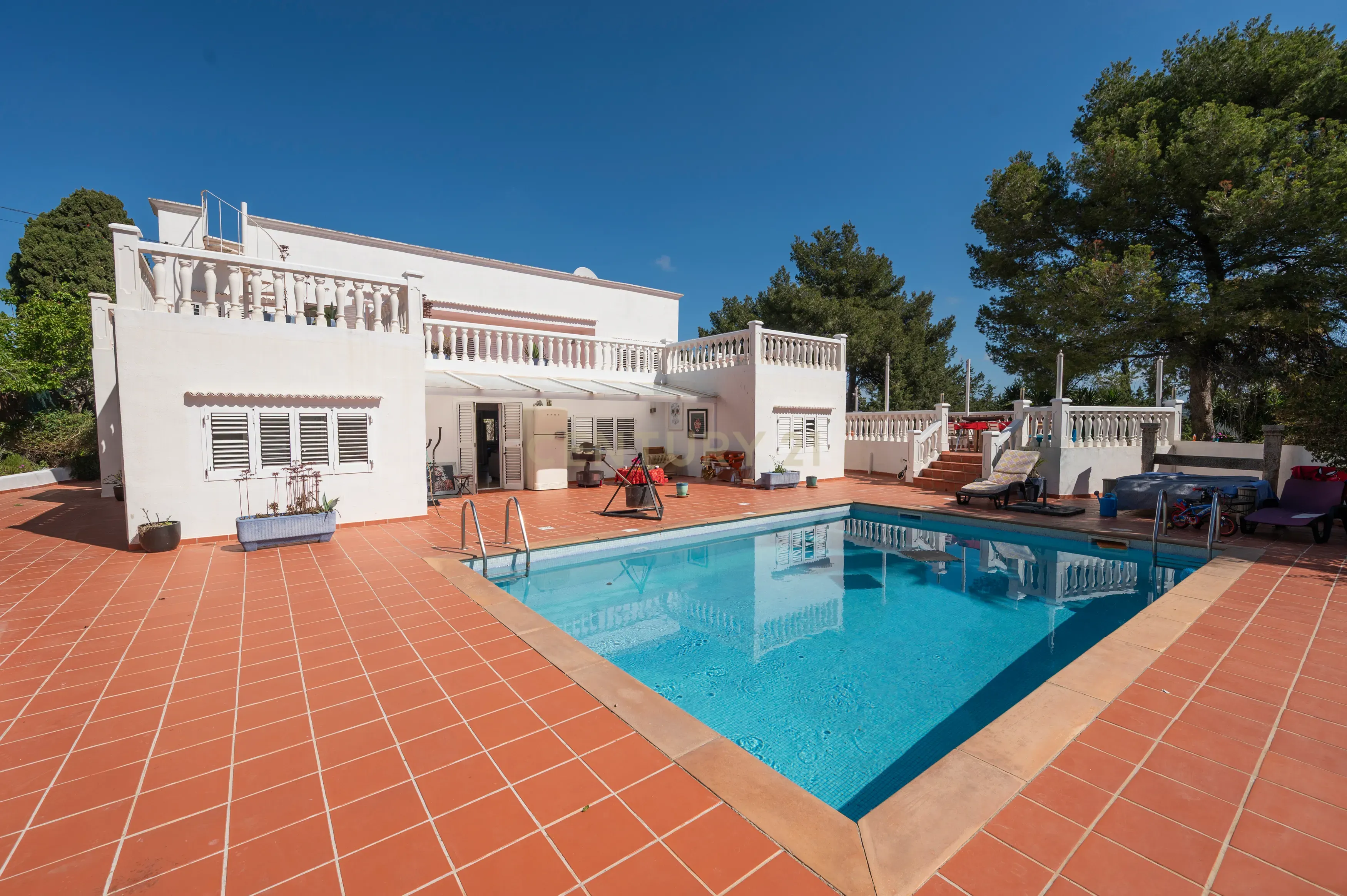 Moradia para reformar em Santa Eulália com piscina e vista panorâmica. Ótima oportunidade para investidores. - Image 2