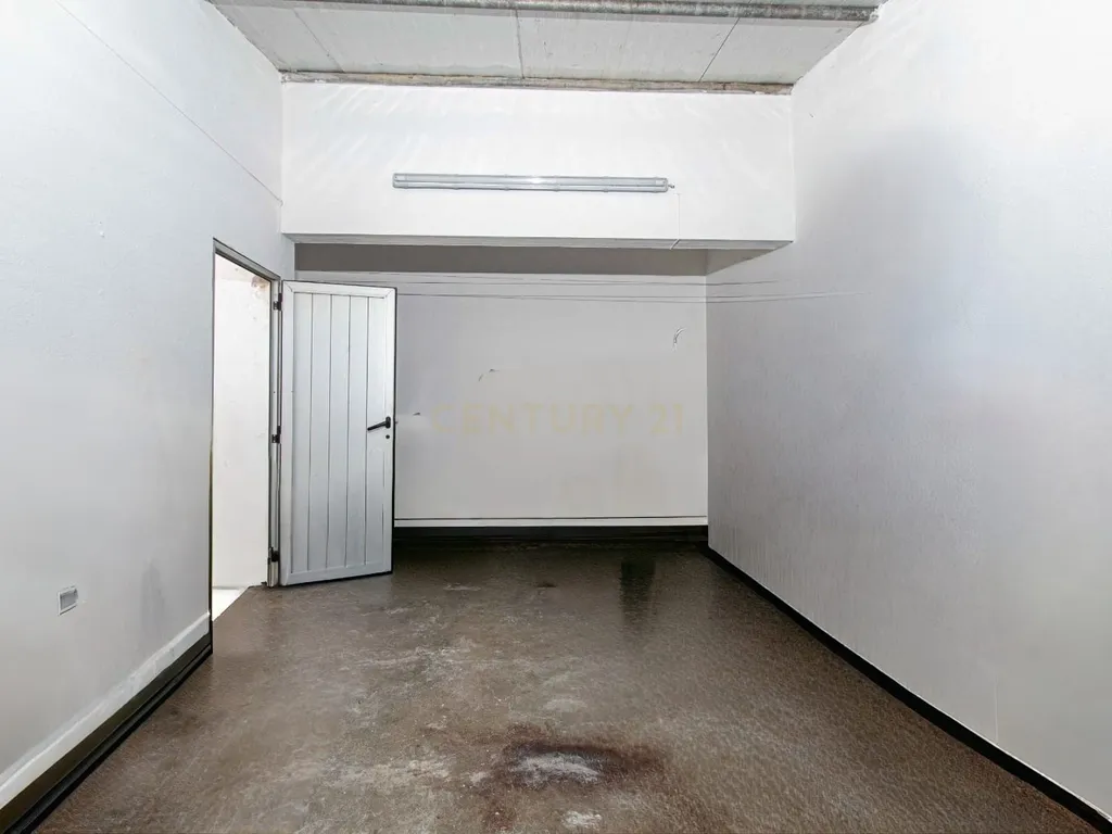 MORADIA T3 COM GARAGEM E ESPAÇOS EXTERIORES EM BENAVENTE - Image 27