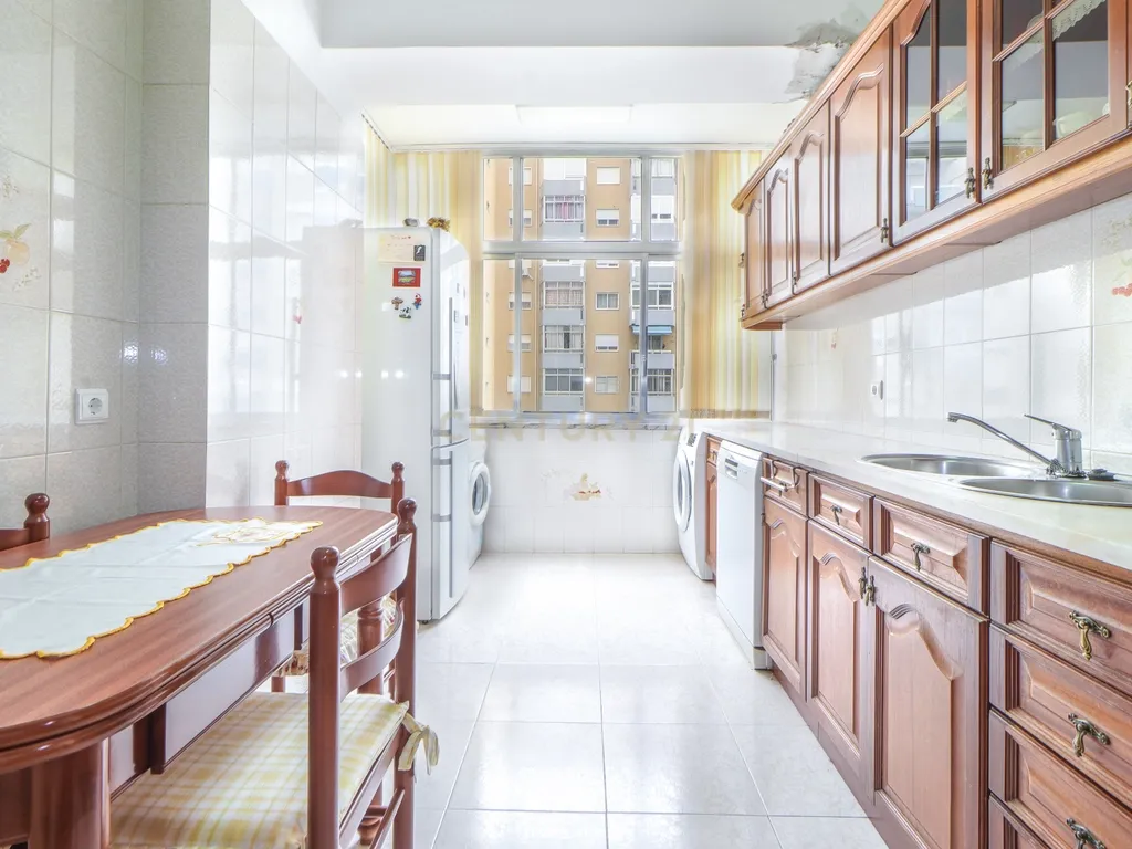 Apartamento T3 no Laranjeiro – Junto à Base Naval do Alfeite | Pronto a Habitar | Elevador - Image 2