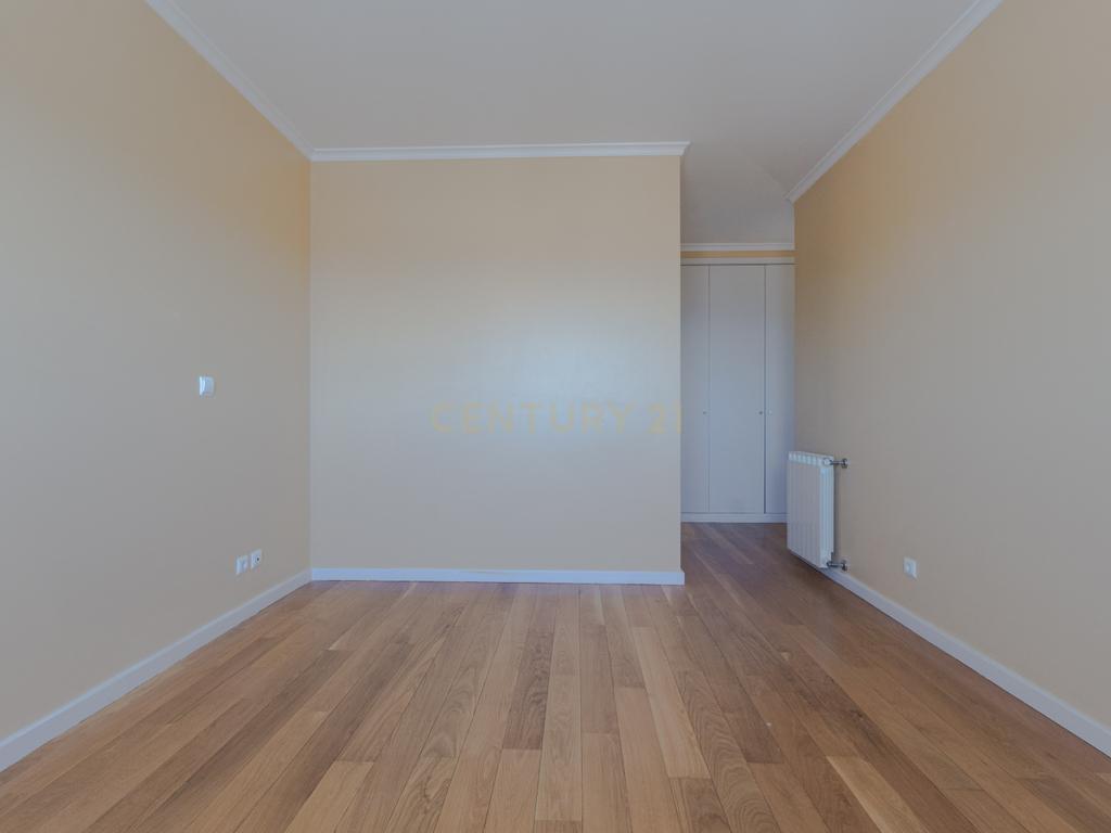 T4 com terraço de 120m² e vistas de mar e rio | Canidelo - Image 13