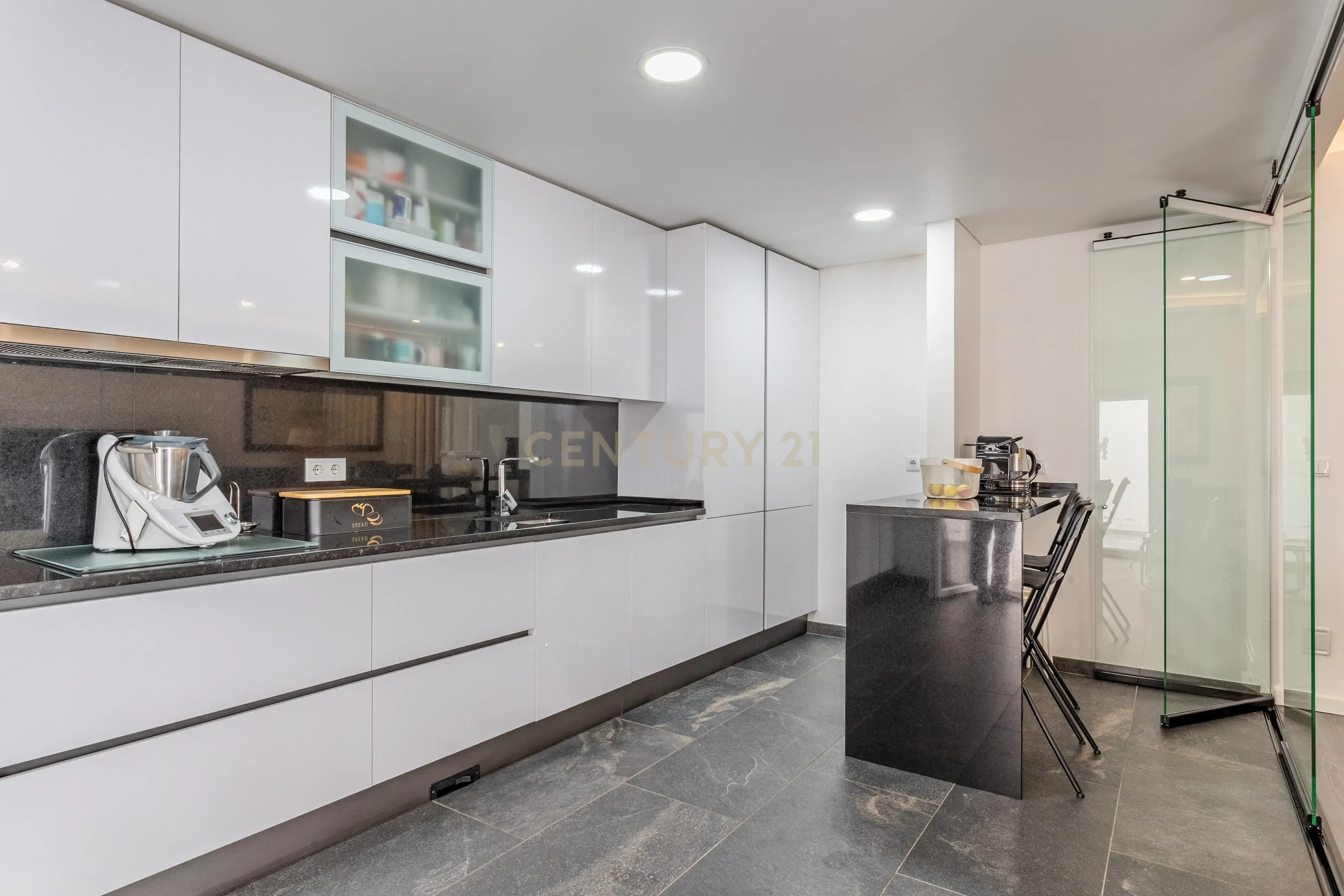 Fotografia 7 de Apartamento T4 Duplex com Terraço | Estacionamento para 2 Viaturas | Odivelas