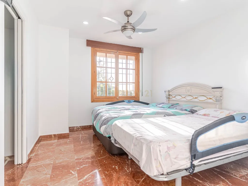 Moradia isolada em Otura com um terreno de 1.250 m², piscina, jardim e espaços para viver em paz - Image 24